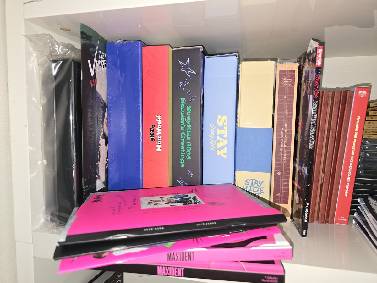 RepkovaJuliana's tweet photo. 🚨 KPOP ALBUM CLEAROUT — my kpop era has come to an end 🥲📦
Selling albums + merch from: Stray Kids, TXT, Xdinary Heroes, ONEUS, ONEWE, ATEEZ
✨ For every album you buy, you get 1-2 random photocards from it.
#kpop #kpopalbums #StrayKids #TXT #XdinaryHeroes #ONEUS #ONEWE #ATEEZ https://t.co/RBULSiZp8T
