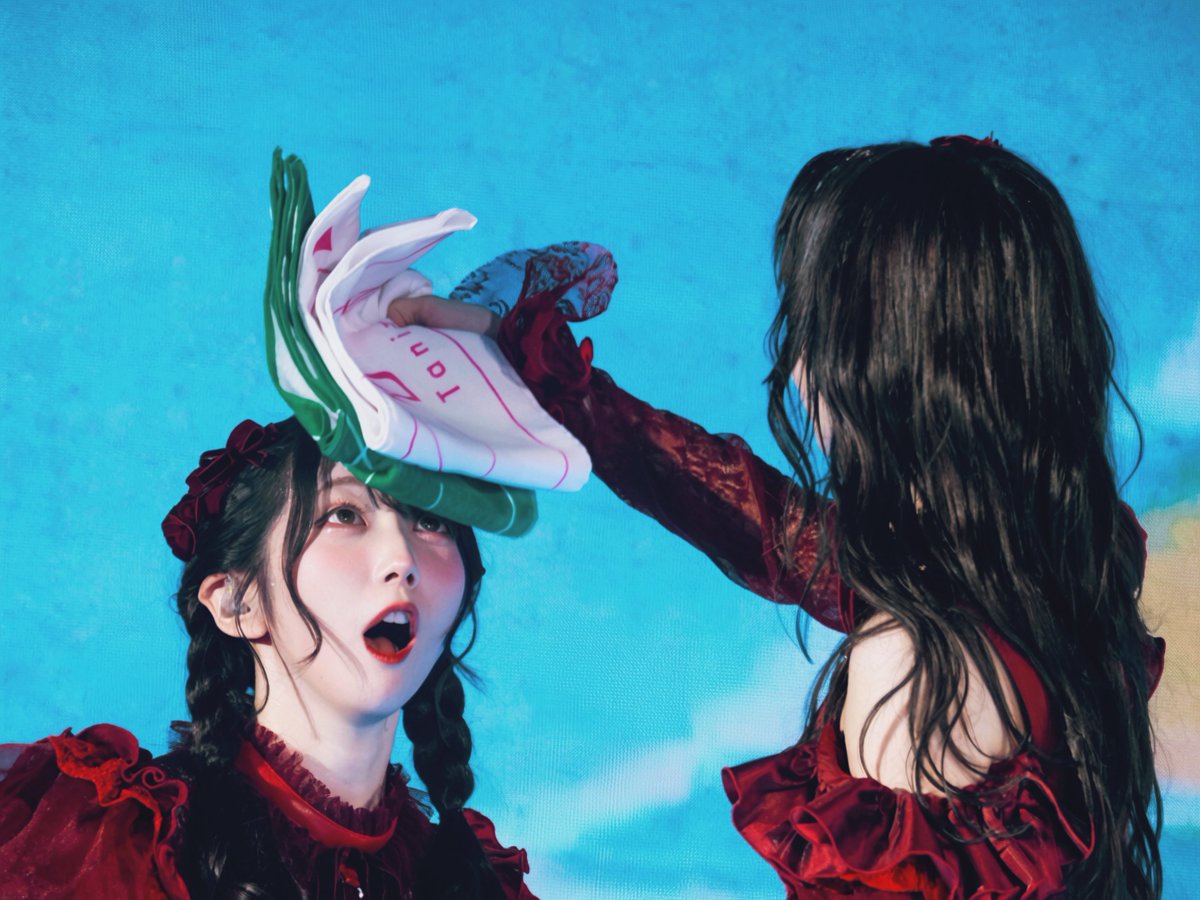 dzuho_came_ko's tweet photo. なんかちゃんにタオルを乗せられるさややん
#ノイミーアリーナツアー2026
#ノイミー_カメコ
#ノイミーカメコ
#谷崎沙耶
#冨田菜々風 https://t.co/b66yrPkI5G