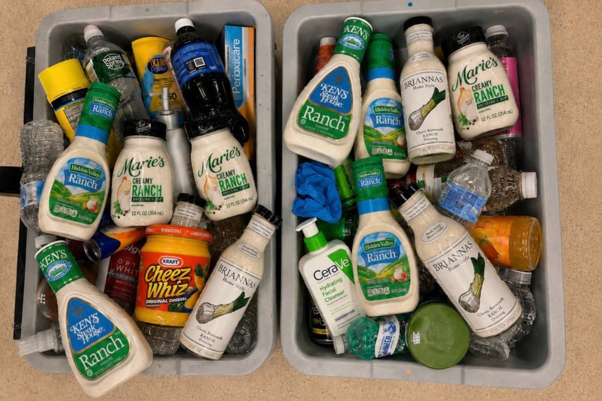 Maitech_'s tweet photo. Los americanos no pueden creer que los turistas que vinieron al Mundial estén fascinados con la salsa ranch. Nivel que la seguridad de los aeropuertos todos los días frena gente intentando pasar botellas en el carry-on y tuvieron que salir a aclarar que por favor lleven la salsa ranch en el equipaje despachado 😂

Se armó un debate entre europeos subiendo TikToks probando por primera vez la salsa y americanos enterándose de que la ranch no existe en otros países.