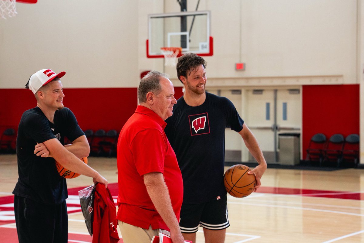 BadgerMBB's tweet photo. Badger brotherhood.

Great to have John Tonje, Max Klesmit and Carter Gilmore back in the gym with us today https://t.co/A3AhvejuWE