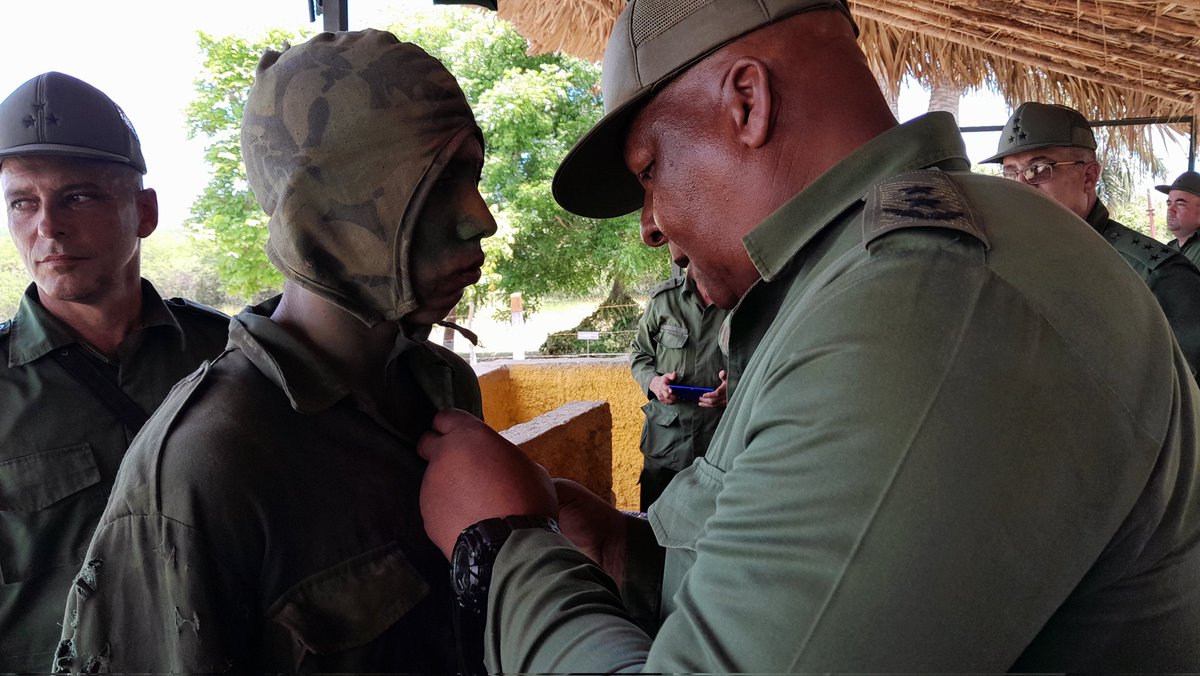 alexeimc68's tweet photo. Reconocen a combatientes de la Región Militar Matanzas tras concluir importante ejerció  Militar. La maniobra final fue presenciada por el Jefe del Ejército Central, el Jefe de la Región Militar así como otros importsnte jefes de estos mandos.
#MatancerosEnVictoria https://t.co/8SvZx8DyVs