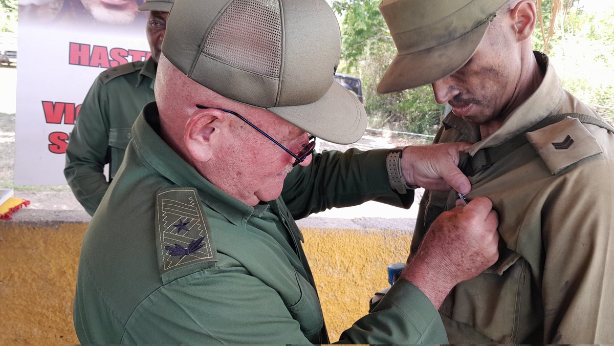 alexeimc68's tweet photo. Reconocen a combatientes de la Región Militar Matanzas tras concluir importante ejerció  Militar. La maniobra final fue presenciada por el Jefe del Ejército Central, el Jefe de la Región Militar así como otros importsnte jefes de estos mandos.
#MatancerosEnVictoria https://t.co/8SvZx8DyVs