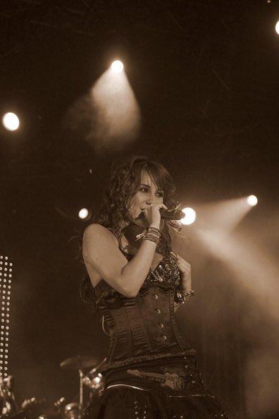 backdulcemaria's tweet photo. 🔙 01/07/2007 | Dulce María com o RBD fazendo um show em Málaga, Espanha, com a Celestial World Tour. 🤎

➢ @DulceMaria https://t.co/Dd4HjizT36