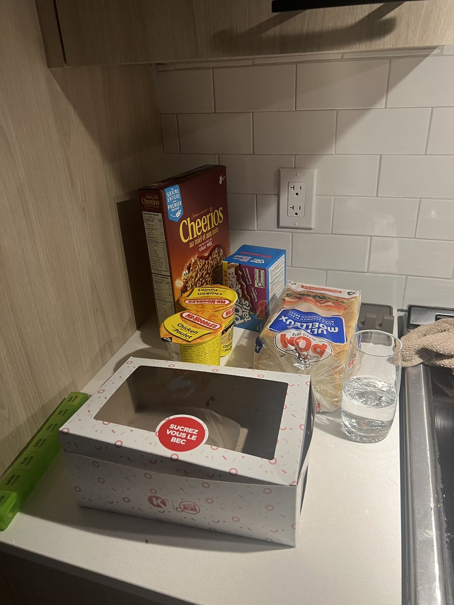 iliassice's tweet photo. heres all my food at my new house we eating good we having #processed food for dinner 🙏🙏 https://t.co/RtRl1jXdBs
