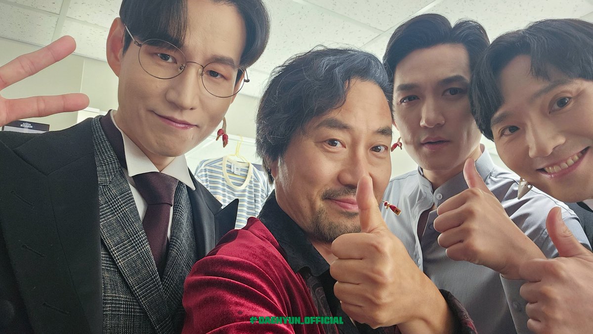 KimDH_Official_'s tweet photo. 🍀8년만에 만난 까라마조프 가족들🥀

#김대현 https://t.co/eqoxwUxhsd