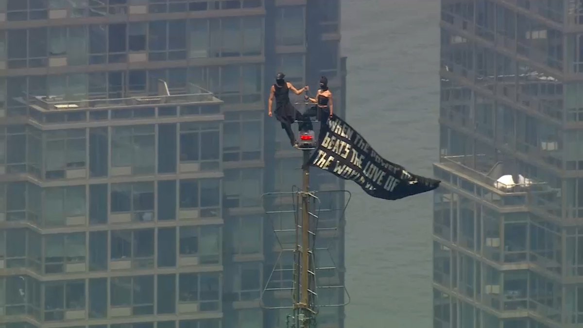 eye_market's tweet photo. Hats off to the couple. To me, the heat might be even a bigger challenge than the height today. #NewYork #EmpireStateBuilding https://t.co/pq8CeGOezh