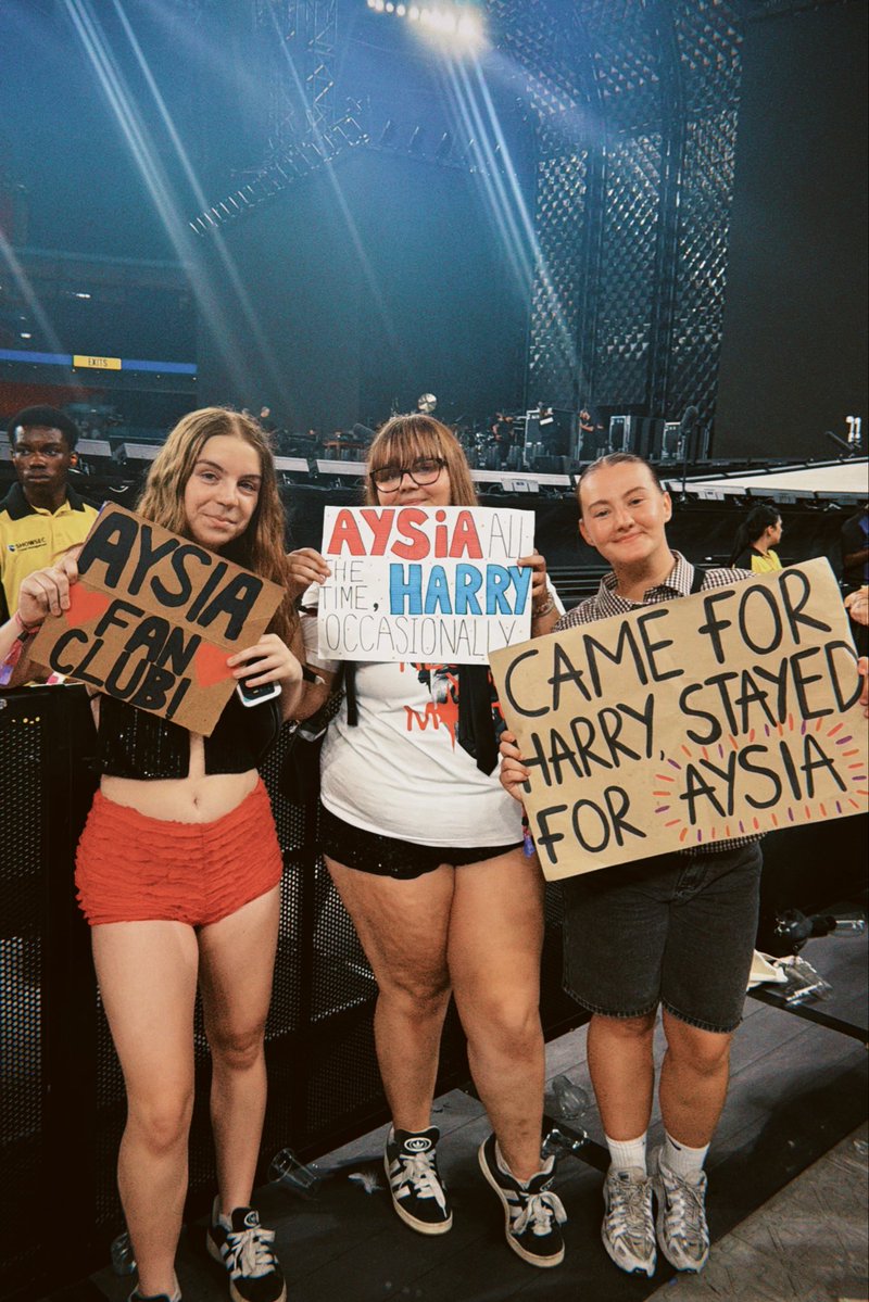 parkerthomasfc's tweet photo. AYSIA’S FAN CLUB MADE IT TO THE BIG SCREEN AND WE MISSED THE BIG MOMENT😭 

I BEG, DOES ANYODY HAVE A PIC/VIDEO FROM THE RESPECT YOIR MOTHER CAM!😭 

🕺🏻 harry styles, together together, London https://t.co/fQApzOkOxG