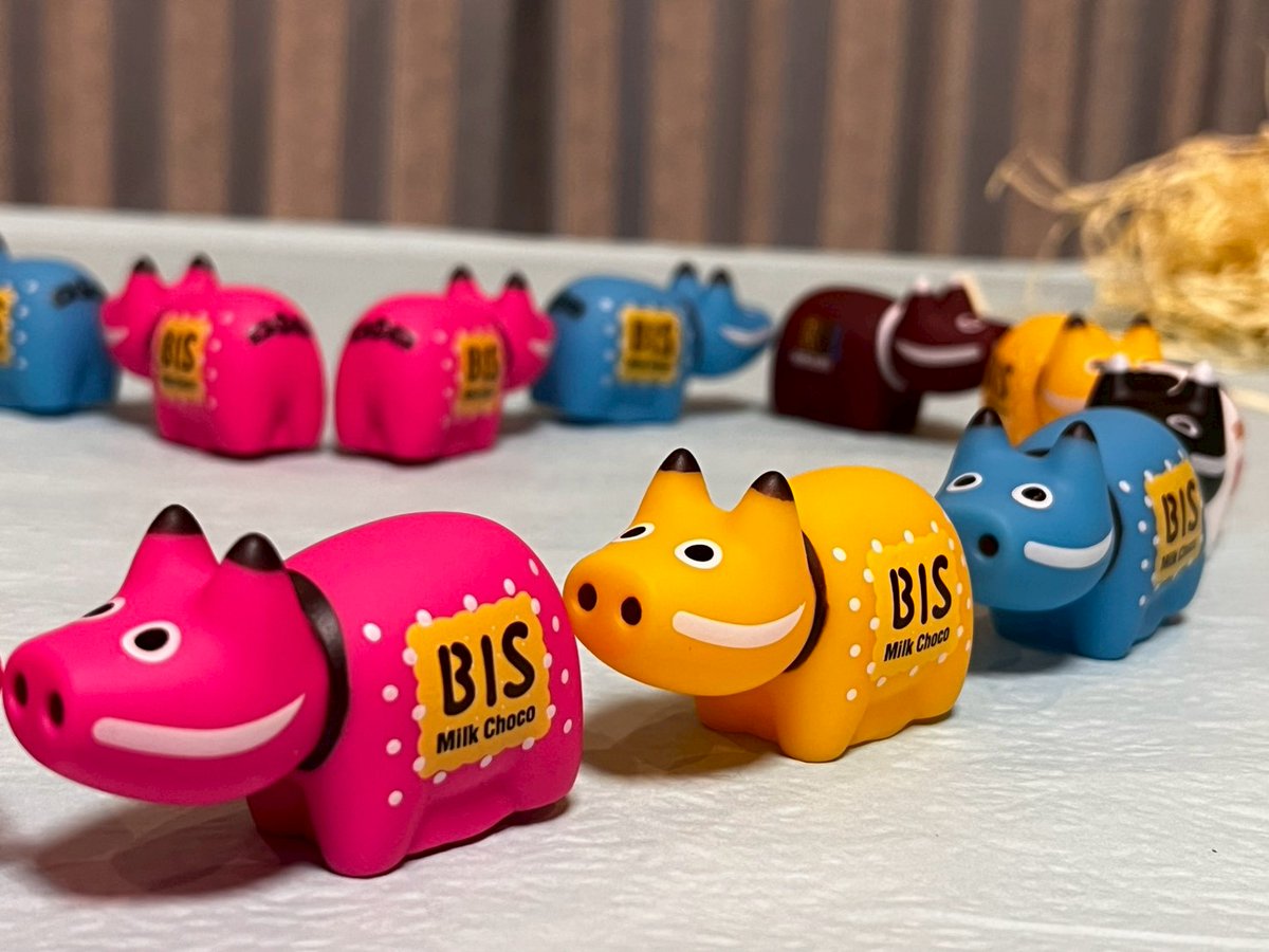akabeko_land's tweet photo. 「チロルチョコと赤べこ？」意外な組み合わせですが、福島の代表として赤べことコラボし、話題になりました💞

ポップに変身したパッケージは、赤べこを知るきっかけに🎁🎁

本物の赤べこの魅力は、実際に手に取ったときに初めてわかります✨
⬇️
https://t.co/7coquXncAh

#チロルチョコ #赤べこ https://t.co/IwInMZf13Q