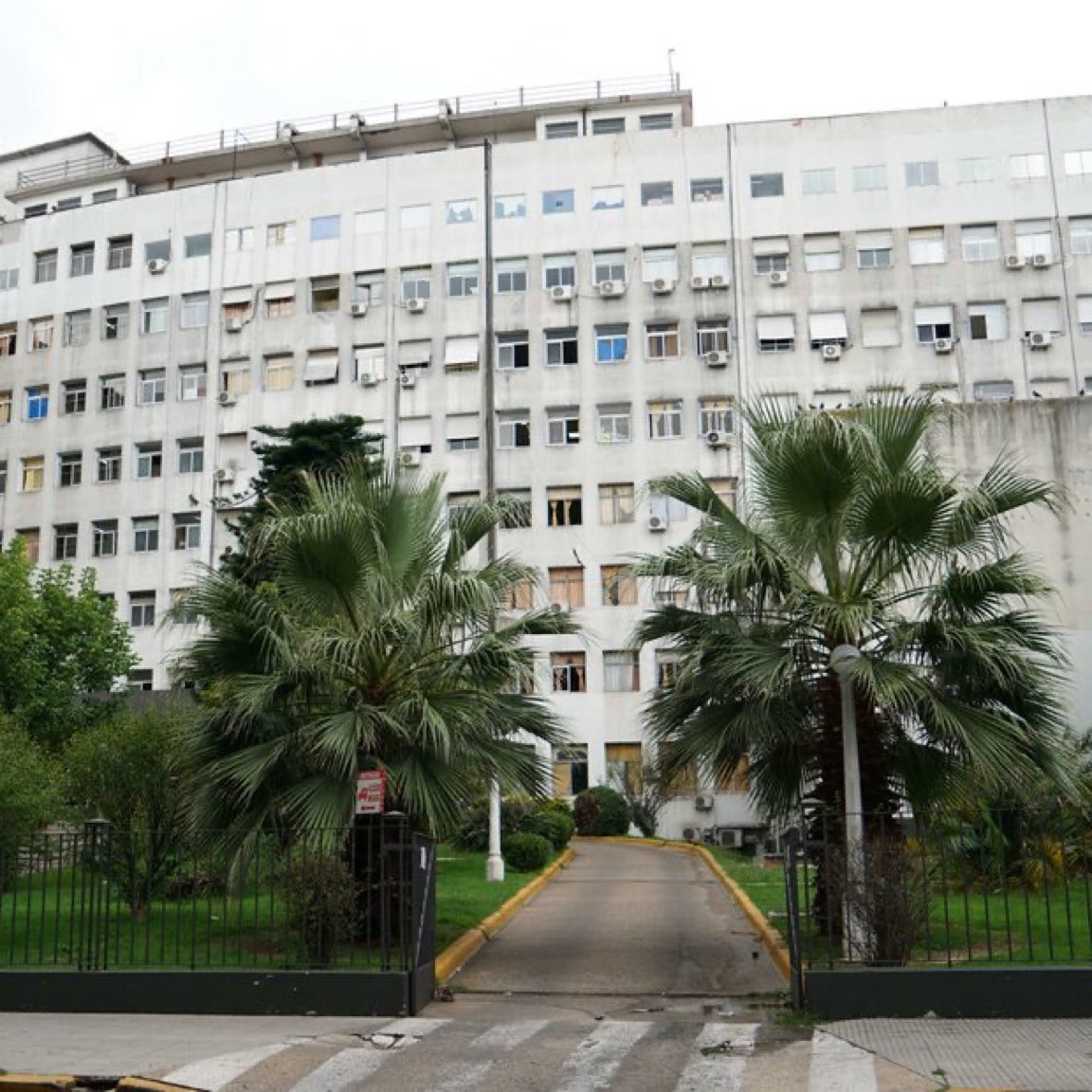 porqueTTarg's tweet photo. "Macabro"

Porque descubrieron a un enfermero mientras violaba a una anciana de 86 años en estado crítico.

Sucedió en el Sanatorio Julio Méndez, en Caballito. El abuso fue descubierto por una supervisora y otro enfermero que monitoreaban las cámaras del sector de cuidados críticos. 

El violador fue detenido y la víctima permanece internada en el mismo centro de salud.