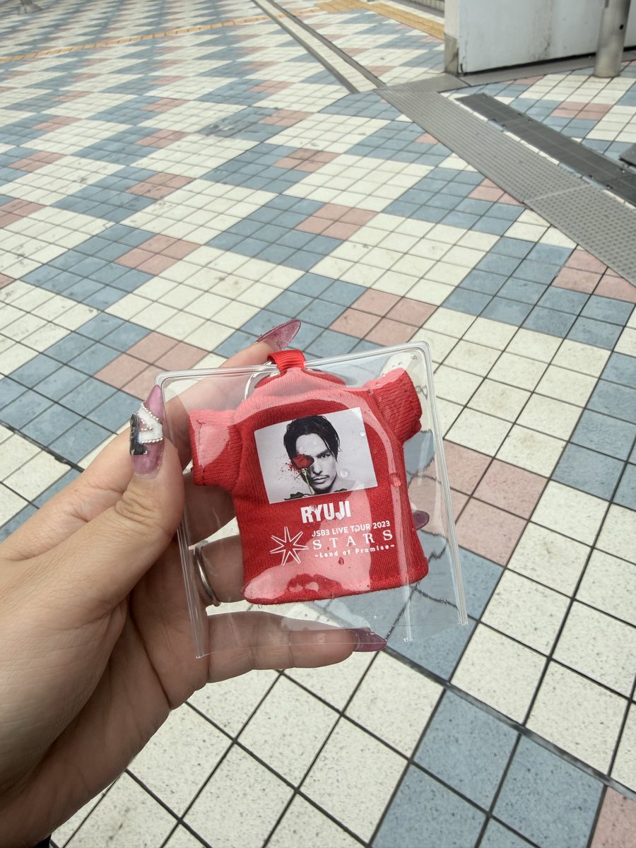 Maria0410t's tweet photo. #京セラドーム
隆二くんのやつ落ちてます！！
近くにスタッフさんいないのでとりあえず預かってるのでご連絡ください🙇‍♀️ https://t.co/xdj9OHcdHr