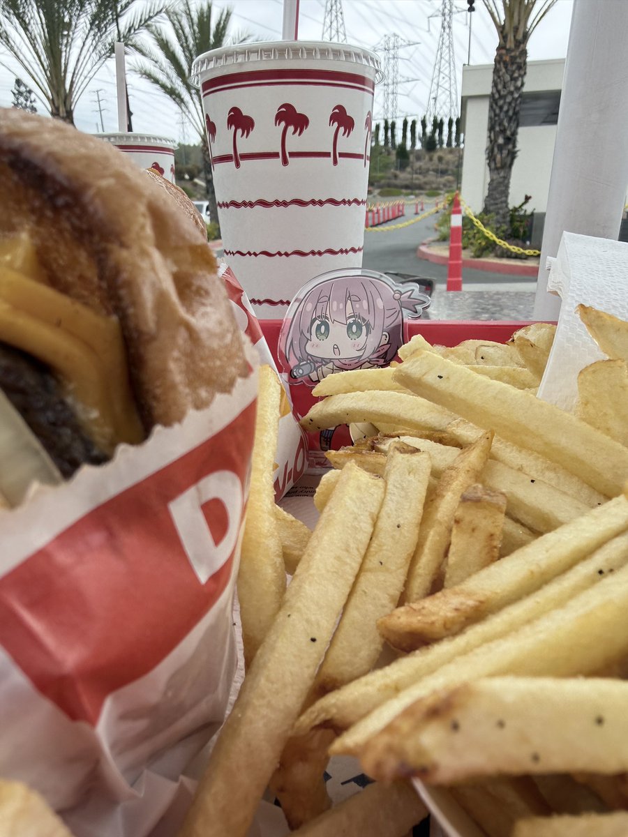 VERTEXkyonnu's tweet photo. ミッケちゃんがアメリカを調査中です🇺🇸🍔🍟🥤 https://t.co/AB8PHIdZ36