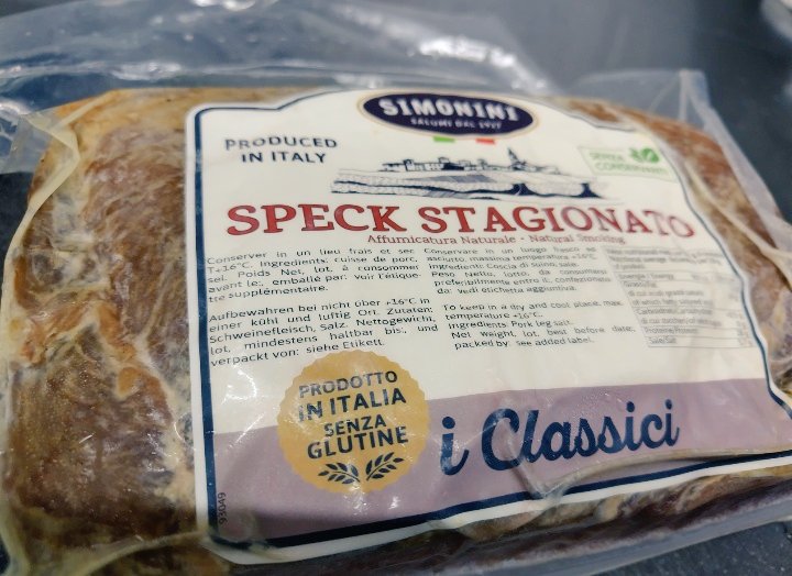 INDACO_2008's tweet photo. スペック生ハム。イタリア産生ハムは以前輸入停止ですが、スペックは味濃いめのイタリア燻製生ハムです。 https://t.co/lHGTevLytt