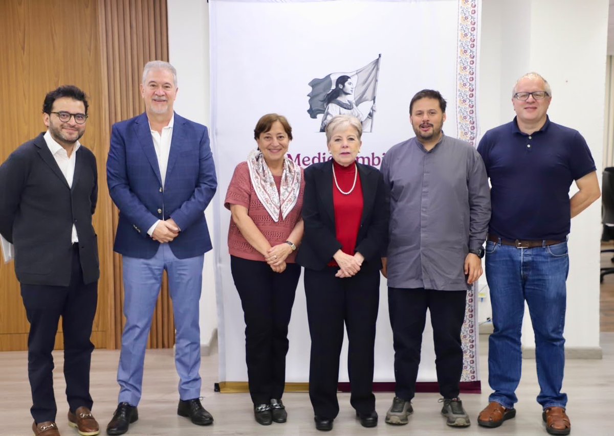 Sebas_RM's tweet photo. El equipo del @FonaturMX y @SECTUR_mx sostuvo una reunión con la secretaria de @SEMARNAT_mx, @aliciabarcena, donde se presentó la estrategia para el Ordenamiento y Gestión Integral de Playas. 

Con el respaldo del fideicomiso #AcapulcoSeTransformaContigo, se garantiza un modelo de turismo sustentable que cuida el entorno y beneficia a todas y todos en ese puerto del Estado de Guerrero.