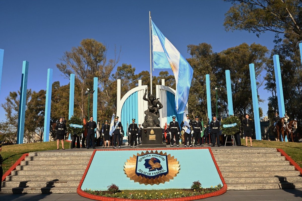 gabrieliezzi's tweet photo. *A 50 AÑOS DEL ATENTADO EN EL COMEDOR, LA POLICÍA FEDERAL ARGENTINA RINDE HOMENAJE A SUS CAÍDOS EN CUMPLIMIENTO DEL DEBER* / 11 hs 👮

Al cumplirse 50 años del atentado perpetrado contra la entonces Superintendencia de Seguridad Federal de la Policía Federal Argentina, este jueves 2 de julio de 2026, la Institución rinde homenaje a las víctimas de aquel trágico episodio, cuando un poderoso artefacto explosivo fue detonado en el salón comedor del emblemático edificio ubicado sobre la calle Moreno 1417, dando lugar a uno de los capítulos más dolorosos de su historia.

En aquellos años, el casino ubicado en la planta baja de esa edificación en el que diariamente se servían distintas comidas, permanecía abierto a toda la comunidad. Por esa razón, era habitual que el lugar fuera compartido tanto por integrantes de la Fuerza sin distinción de jerarquías, como por hombres y mujeres de la sociedad civil que trabajaban o residían en las inmediaciones.

Como consecuencia de aquel brutal atentado, ese 2 de julio de 1976 perdieron la vida 23 personas: 22 efectivos de la Policía Federal Argentina y un civil. Asimismo, otras 110 resultaron heridas de diversa consideración, muchas de ellas con mutilaciones y secuelas físicas y psíquicas permanentes, convirtiendo ese ataque en el más grave perpetrado contra una organización policial en el mundo.

Debido a la magnitud de aquella tragedia, cada 2 de julio la Policía Federal Argentina recuerda y homenajea a todos sus Caídos en Cumplimiento del Deber a lo largo de su gloriosa historia, reafirmando que preservar la memoria fortalece el sentido de pertenencia y los valores que distinguen a esta legendaria Institución.

En esta significativa fecha, la Policía Federal Argentina renueva su reconocimiento y gratitud hacia quienes entregaron su vida con absoluta vocación de servicio en defensa de la sociedad, manteniendo vivo el legado de nuestros mártires, cuyo ejemplo de honor, valentía y compromiso perdurará para siempre en la memoria institucional y en el pedestal de la gloria.