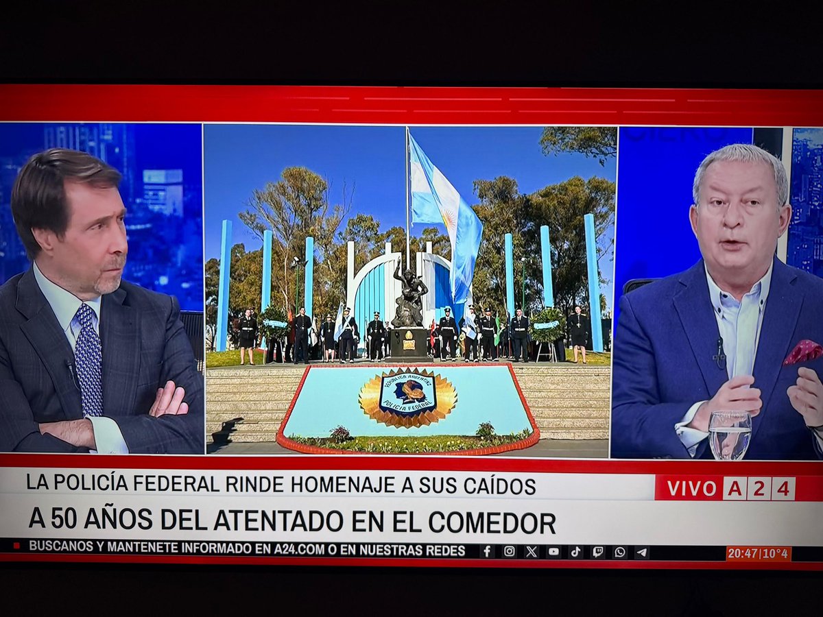 gabrieliezzi's tweet photo. *A 50 AÑOS DEL ATENTADO EN EL COMEDOR, LA POLICÍA FEDERAL ARGENTINA RINDE HOMENAJE A SUS CAÍDOS EN CUMPLIMIENTO DEL DEBER* / 11 hs 👮

Al cumplirse 50 años del atentado perpetrado contra la entonces Superintendencia de Seguridad Federal de la Policía Federal Argentina, este jueves 2 de julio de 2026, la Institución rinde homenaje a las víctimas de aquel trágico episodio, cuando un poderoso artefacto explosivo fue detonado en el salón comedor del emblemático edificio ubicado sobre la calle Moreno 1417, dando lugar a uno de los capítulos más dolorosos de su historia.

En aquellos años, el casino ubicado en la planta baja de esa edificación en el que diariamente se servían distintas comidas, permanecía abierto a toda la comunidad. Por esa razón, era habitual que el lugar fuera compartido tanto por integrantes de la Fuerza sin distinción de jerarquías, como por hombres y mujeres de la sociedad civil que trabajaban o residían en las inmediaciones.

Como consecuencia de aquel brutal atentado, ese 2 de julio de 1976 perdieron la vida 23 personas: 22 efectivos de la Policía Federal Argentina y un civil. Asimismo, otras 110 resultaron heridas de diversa consideración, muchas de ellas con mutilaciones y secuelas físicas y psíquicas permanentes, convirtiendo ese ataque en el más grave perpetrado contra una organización policial en el mundo.

Debido a la magnitud de aquella tragedia, cada 2 de julio la Policía Federal Argentina recuerda y homenajea a todos sus Caídos en Cumplimiento del Deber a lo largo de su gloriosa historia, reafirmando que preservar la memoria fortalece el sentido de pertenencia y los valores que distinguen a esta legendaria Institución.

En esta significativa fecha, la Policía Federal Argentina renueva su reconocimiento y gratitud hacia quienes entregaron su vida con absoluta vocación de servicio en defensa de la sociedad, manteniendo vivo el legado de nuestros mártires, cuyo ejemplo de honor, valentía y compromiso perdurará para siempre en la memoria institucional y en el pedestal de la gloria.