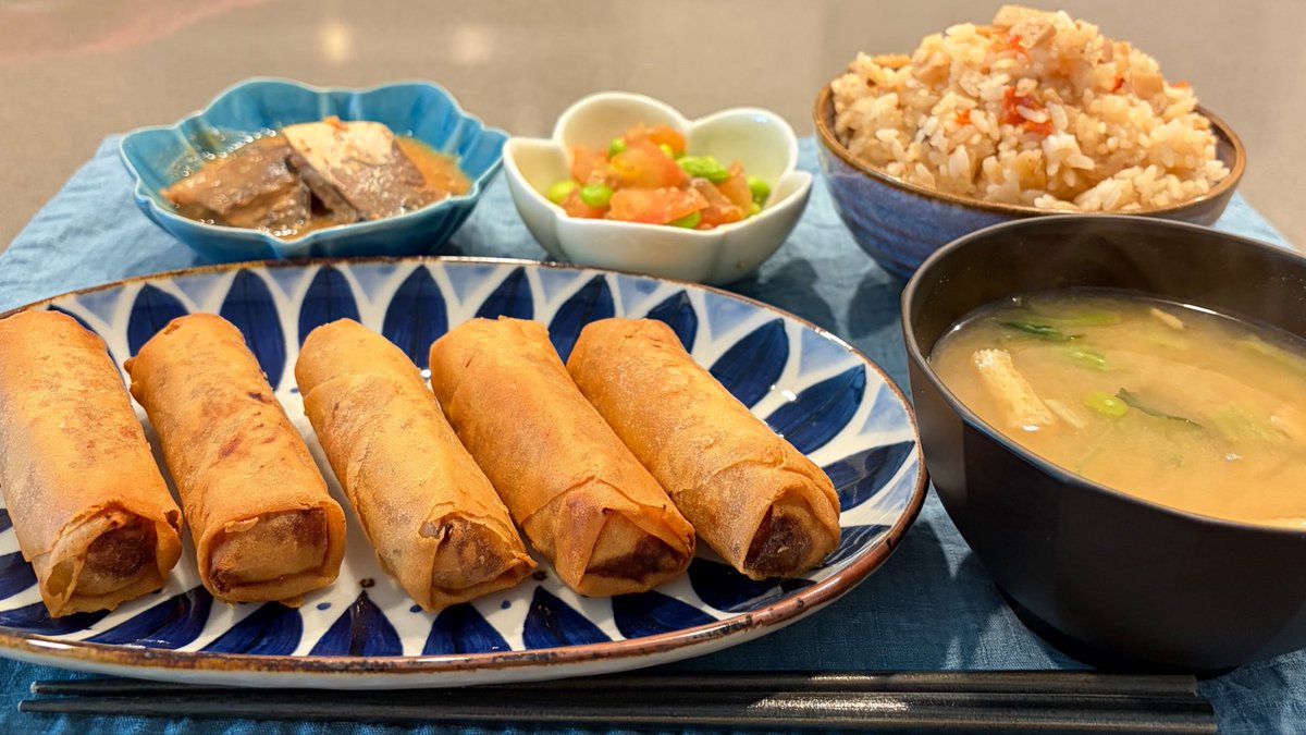 moonsnow_cook's tweet photo. 26/7/1 夜 
＊春巻き
＊トマトと枝豆の胡麻和え
＊ほうれん草と油揚げの味噌汁
＊炊き込みご飯

おつかれさまでした🌟
#おうちごはん https://t.co/srkHhEtCY2