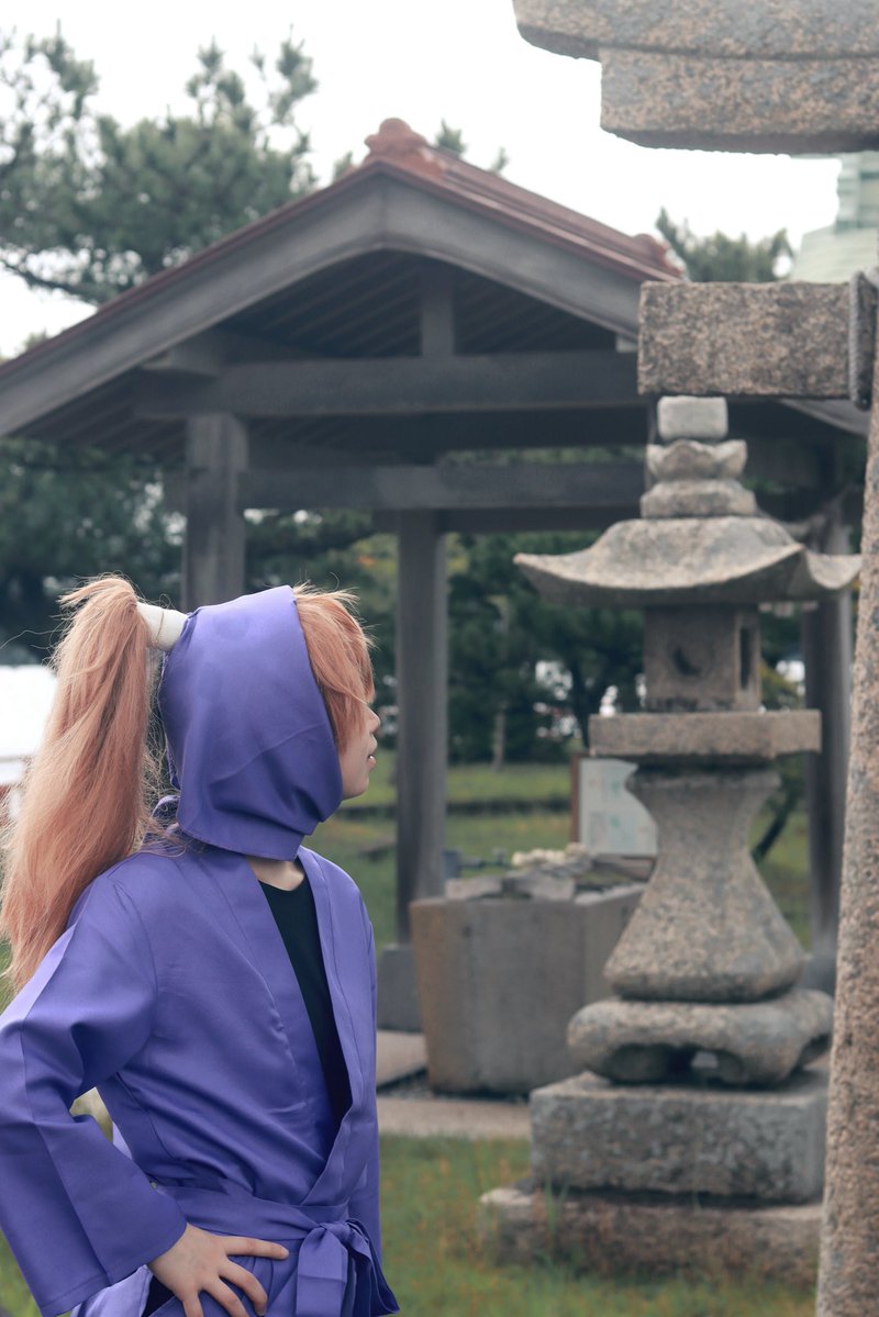 akakomaru_cos's tweet photo. ⚠︎Cosplay⚠︎

忍たま乱太郎 / 鉢屋三郎
＊─────────────────＊

“鳥居の上に石を投げて乗せると、願いが叶う”

──この伝承は、子供の遊びから始まったそうだ。

＊─────────────────＊

📸：@taofves21 

 #梅雨に負けるな5年生0620 https://t.co/oVGbdVI9K5