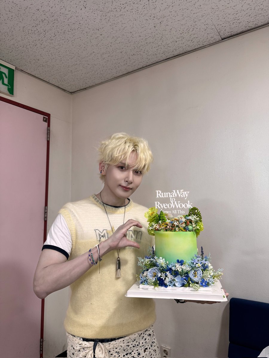 ryeong9atilisai's tweet photo. 260702 weverse

진짜 최고로 예뻤던 인기가요날의 레몬령구🍋💛

#려욱 #RYEOWOOK
#リョウク #厉旭 https://t.co/kJ3Jsp72Je
