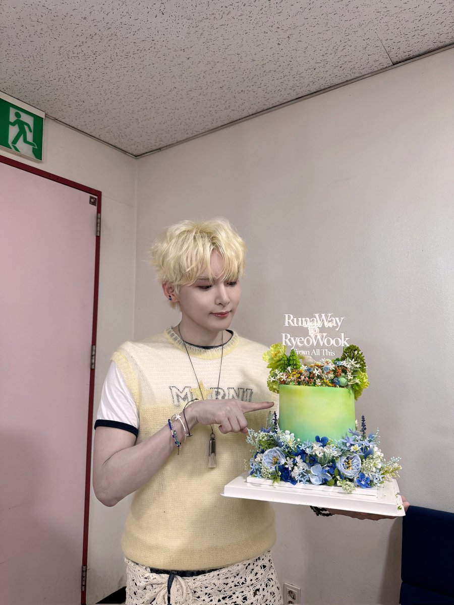 ryeong9atilisai's tweet photo. 260702 weverse

진짜 최고로 예뻤던 인기가요날의 레몬령구🍋💛

#려욱 #RYEOWOOK
#リョウク #厉旭 https://t.co/kJ3Jsp72Je