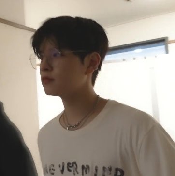 SEUNGM1NE's tweet photo. this legendary look of seungmin 🧎‍♀️ https://t.co/Gve7YbBBwq