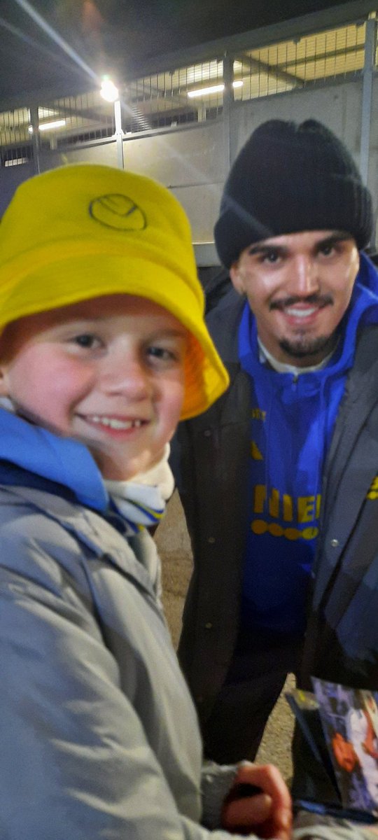 CarsyLUFC's tweet photo. What a top professional this guy was for us, but even more so what a genuinely nice bloke he was too. This photo was took after that Sunderland game at about half 11 at night. He stopped with every child for photos & it didn't seem like a chore to him. #lufc #Struijk https://t.co/KLXAtEL8DT