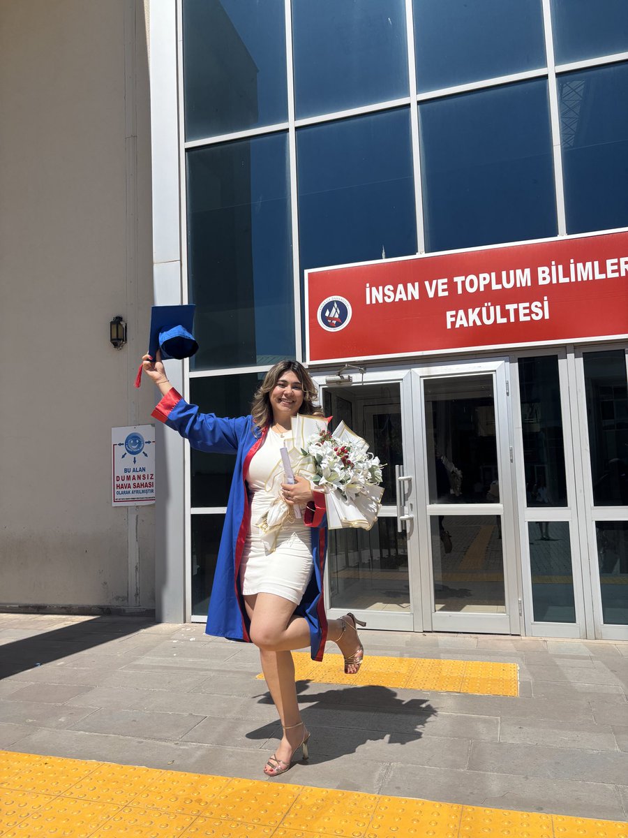 AsudeKracc's tweet photo. Bu kız artık mezunnn🥹🎓🌸
Şimdi önümde yepyeni bir sayfa yepyeni bir hayat var.. dünkü bana teşekkür edip yeni bana merhaba deme zamanı https://t.co/G4WANDb2hD