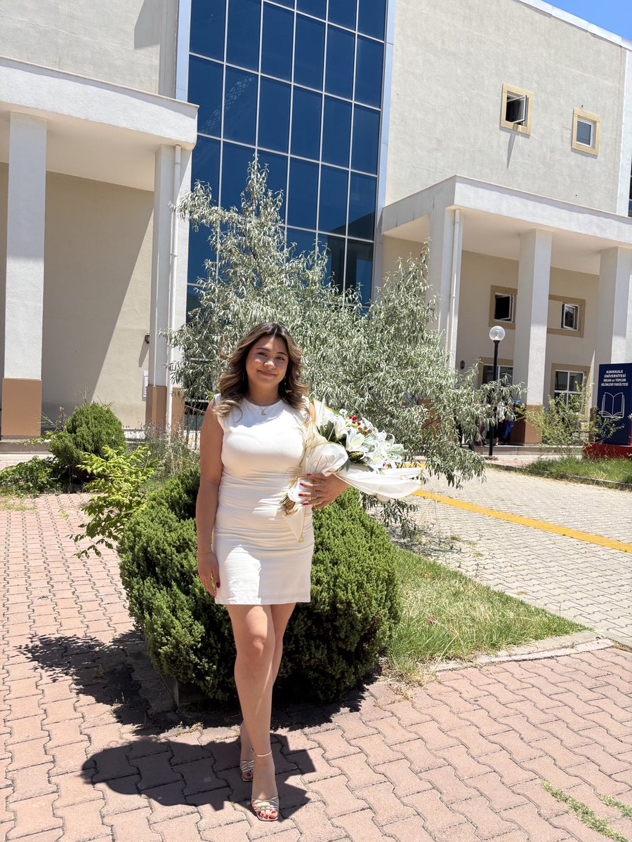 AsudeKracc's tweet photo. Bu kız artık mezunnn🥹🎓🌸
Şimdi önümde yepyeni bir sayfa yepyeni bir hayat var.. dünkü bana teşekkür edip yeni bana merhaba deme zamanı https://t.co/G4WANDb2hD