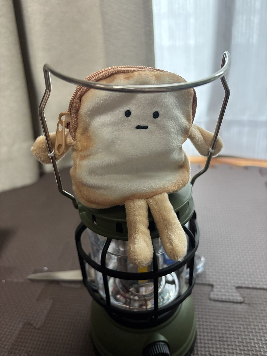 satom_'s tweet photo. ランタンに座る食パン。
#キャンプの準備 https://t.co/FMXG4ThtvY