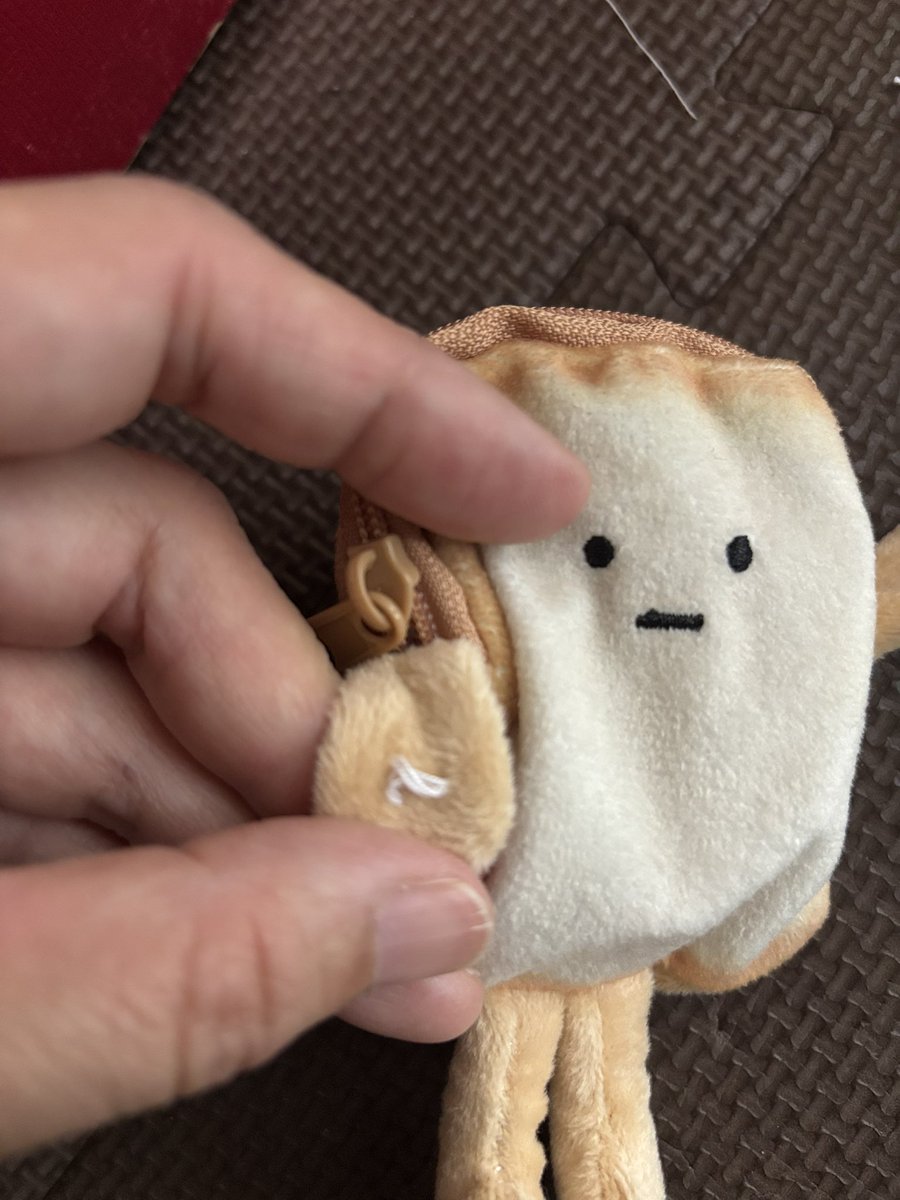 satom_'s tweet photo. ランタンに座る食パン。
#キャンプの準備 https://t.co/FMXG4ThtvY