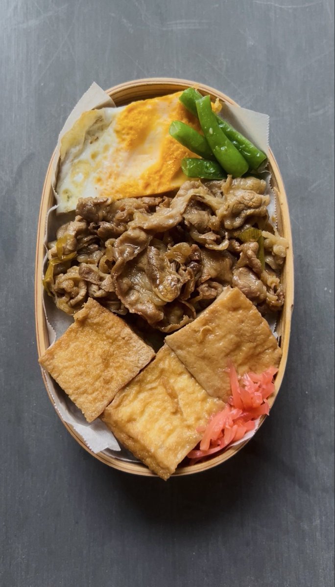 nogami_y's tweet photo. お弁当の肉豆腐丼、お豆腐は厚揚げもオススメです。
ごはんが汁気を吸わせずに詰めたいときは、クッキングシートが活躍します https://t.co/hc61DUZHst
