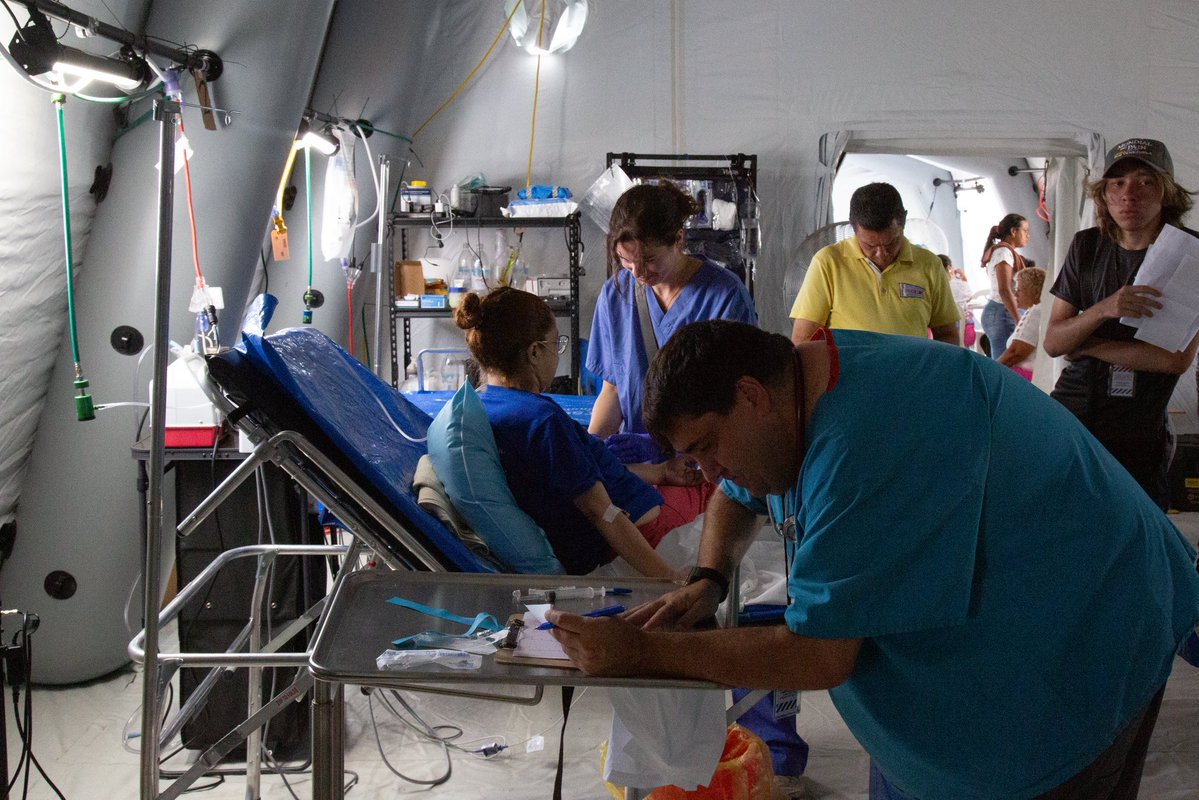 AndrewsAbreu's tweet photo. #ÚLTIMO El hospital móvil de emergencia de @SamaritansPurse. Este centro puede atender a más de 100 pacientes diarios y cuenta con quirófanos, UCI, laboratorios y hasta farmacia.

Fue instalado en las inmediaciones del Aeropuerto Internacional de Maiquetía. https://t.co/650NRAwzHL