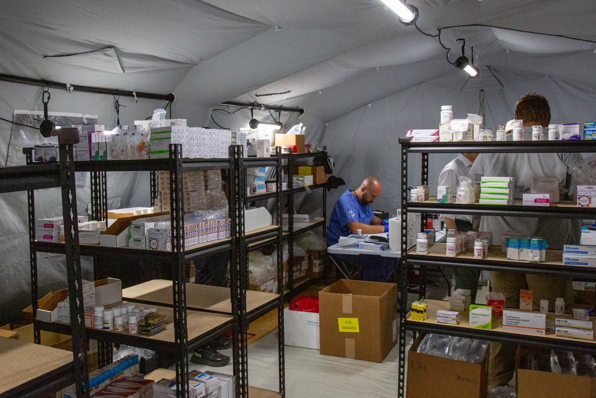AndrewsAbreu's tweet photo. #ÚLTIMO El hospital móvil de emergencia de @SamaritansPurse. Este centro puede atender a más de 100 pacientes diarios y cuenta con quirófanos, UCI, laboratorios y hasta farmacia.

Fue instalado en las inmediaciones del Aeropuerto Internacional de Maiquetía. https://t.co/650NRAwzHL