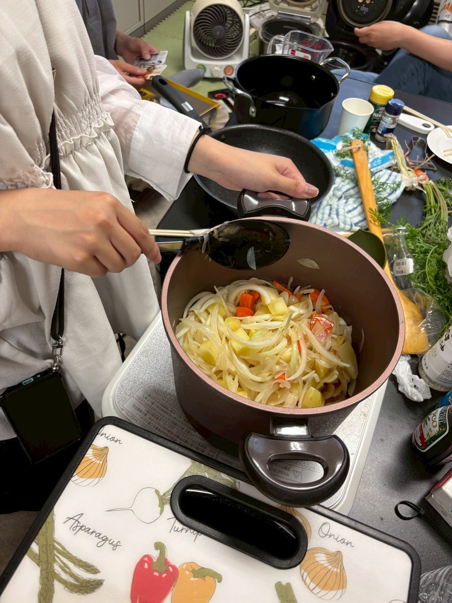 EnkenUu's tweet photo. 宇都宮大学園芸研究会です！
先日、収穫したじゃがいもとニンジンを用いてシチューを作りました！
美味しかったです！
#宇都宮大学
#園芸
#シチュー https://t.co/T79qJK4zeC
