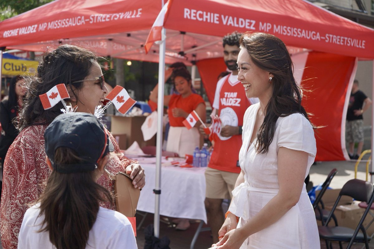 rechievaldez's tweet photo. Bonne fête du Canada! Je suis fière de célébrer la fête du Canada à l’occasion des festivités Le Canada célèbre la Coupe du Monde de la FIFA, d’une cérémonie de citoyenneté, d’un lever du drapeau communautaire et de rencontres avec les résidents de Streetsville. https://t.co/L6TEWIU36F
