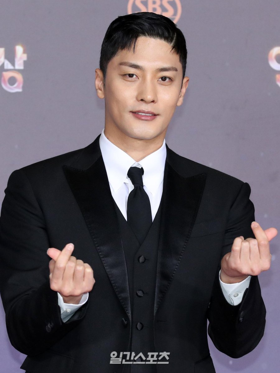 KoreanUpdates's tweet photo. Acc. to Ilgan Sports, #SungHoon will make his screen comeback with drama adaptation of webtoon #WhatABossWants. About an AI expert who only trusts data & somehow got involved with an Indie band vocalist.

Helmed by #MyLovelyJourney director and #BitterSweetHome writer. It is aiming to air this year

https://t.co/iiiLb60k6n #KoreanUpdates RZ
