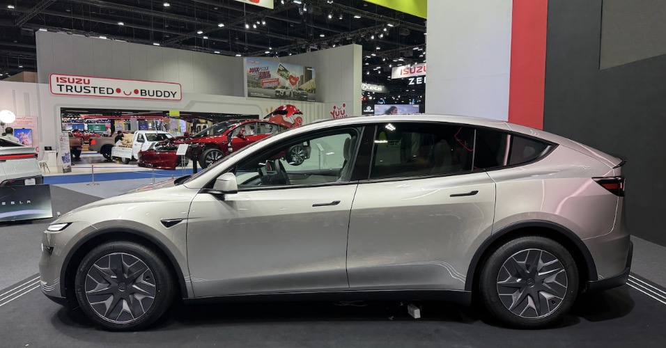 greggertruck's tweet photo. Do you guys think Tesla will ever bring the Model Y L here to the USA? https://t.co/1E7W1pNxai