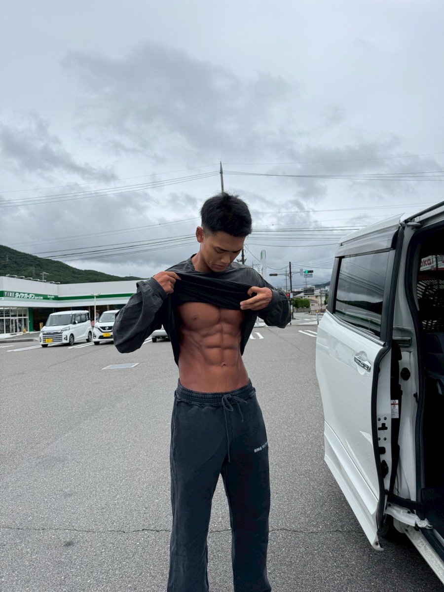 menboyryosuke's tweet photo. どこでも腹筋チェック

#シックスパック #腹筋 
#筋トレ #筋トレ好きと繋がりたい https://t.co/N8t6WdNeRf
