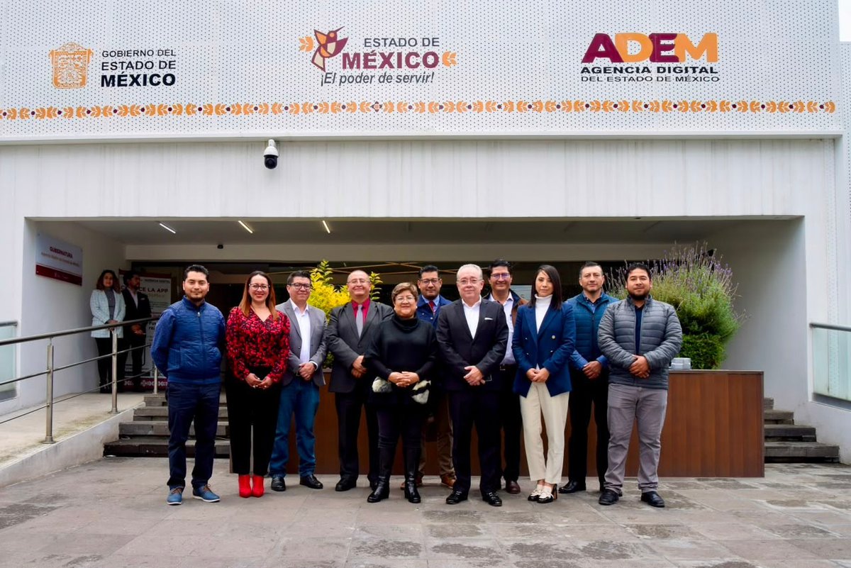 ContraloriaGEM's tweet photo. La Secretaria Lic. Hilda Salazar Gil, sostuvo una reunión de trabajo con el Titular de la Agencia Digital Edoméx, Lic. Luis Fernando Bravo Navarro, acompañada por personal de la Secretaría, con el propósito de impulsar la innovación tecnológica en el servicio público. 💻🤝 https://t.co/VIuwPrWDvx