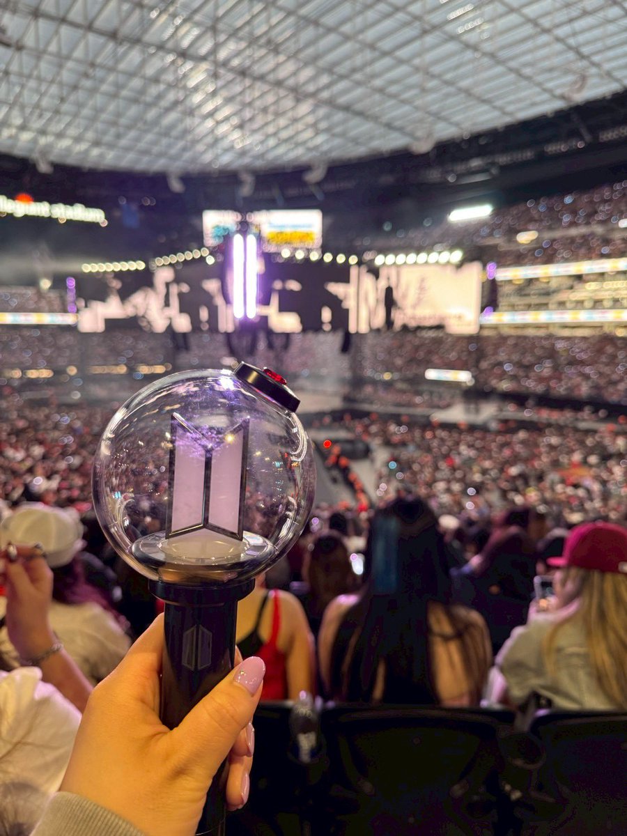makiyone1997's tweet photo. BTSラスベガス公演に行ったついでに70周年のカリフォルニアディ◯ニーランドにも寄ったのですが、テテの美しさよりミッ◯ーのかわいさよりも、なんでもないシールが１袋19.99ドル（3,200円）だった事が何よりの衝撃でした😳🫨
ミッ◯ーに愚痴ったら「ハハっ！」って笑われました🐭ﾊﾊ! https://t.co/zfV8JoLkI3
