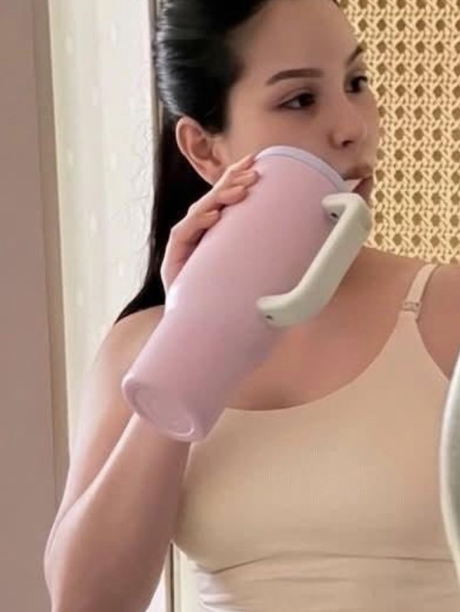 flochemomile's tweet photo. ternyata allysa pake tumblr dari shopee harganya setenagh st*nley https://t.co/yYASShc04X