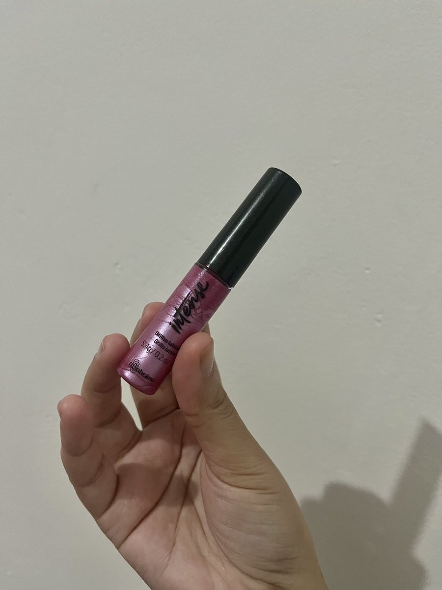 jenjsoo's tweet photo. @exwrcism tenho esse vermelho tbm kkkk então o batom é na vdd brilho labial, ele tem um fundinho de cor rosa mas é quase imperceptível assim como as partículas de brilho https://t.co/tzxwVUtiBK
