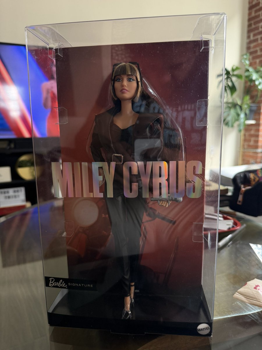 BangMeBoxCyrus's tweet photo. She’s arrived https://t.co/L2NX7LFAjf
