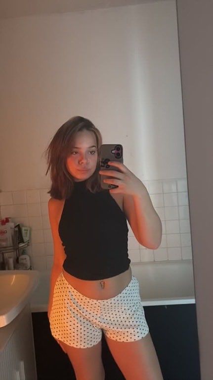 Leaa262's tweet photo. Bon allez les salopes, venez à mes pieds #moneyslave #moneymiss #soumis #paypig #domina #findom #femdom https://t.co/Ut9mO0BYfm
