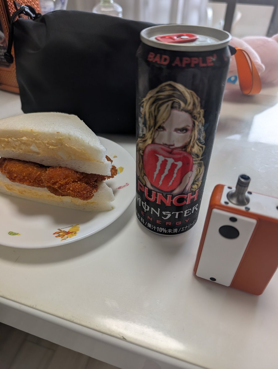 Tomosak09469145's tweet photo. 朝からぶち上げていきますかー。
たまごファミチキレッドサンドいただきます！（全然言う事きかんやつ）
うまいやん。
チーズｉｎファミチキにしたらもっと美味そう。 https://t.co/GZgAUdKuGF