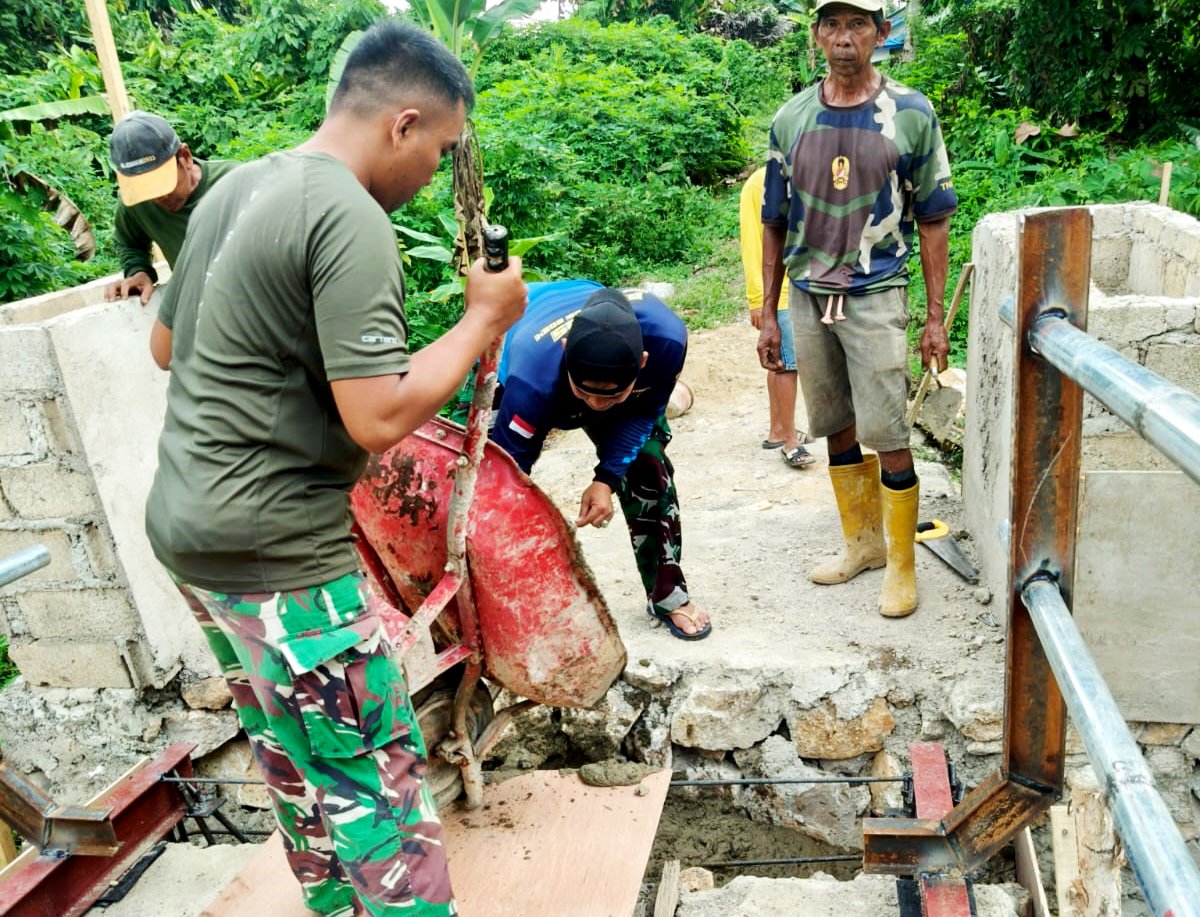 kodim1003kdg's tweet photo. Komitmen Bantu Kesulitan Rakyat, Kodim 1003/HSS Kebut Pembangunan Jembatan Garuda

@pendim1003
 
 #dispenad #puspentni #korem101ant #penrem101ant #pendamXXIItb #kodamXXIItb #TNIAD #jembatangaruda https://t.co/CxzdZ35y2a