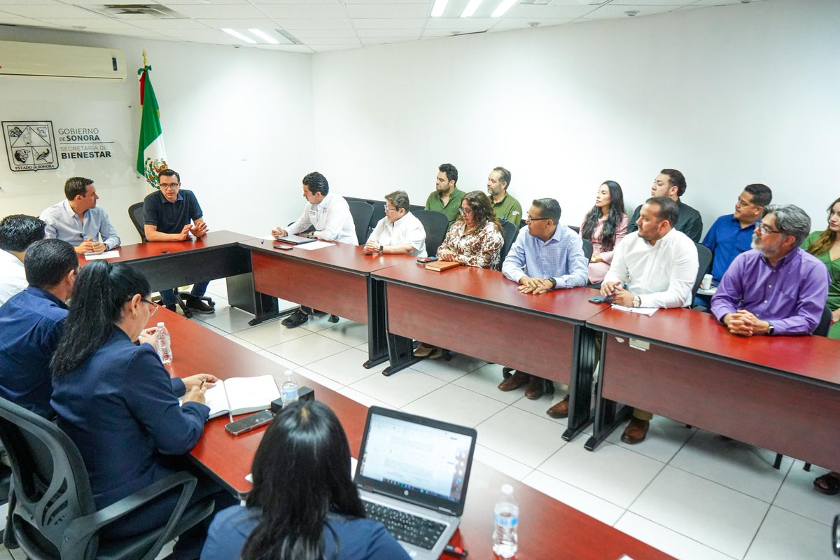 FernandoRVM's tweet photo. El bienestar se construye sumando esfuerzos.

Hoy firmamos un convenio de colaboración con la @SENER_mx, la @Setur_son y CODESO, con la participación de la CFE, para fortalecer la coordinación entre instituciones y seguir impulsando acciones que beneficien a nuestra entidad.

Junto al gobernador @AlfonsoDurazo, seguimos trabajando para que el Programa Techos Solares para el Bienestar de la presidenta @Claudiashein avance con una coordinación sólida.

¿Qué significaría para ti vivir en un hogar más sustentable?