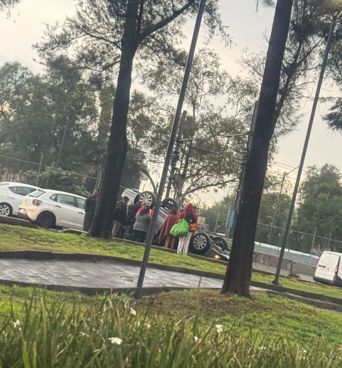 Delta25MX's tweet photo. Servicios de emergencia acudieron a la Calzada Ignacio Zaragoza en atención a la volcadura de un vehículo, esto cerca de la Av. Octavio Paz en #Iztapalapa https://t.co/J1rhhUXCwS
