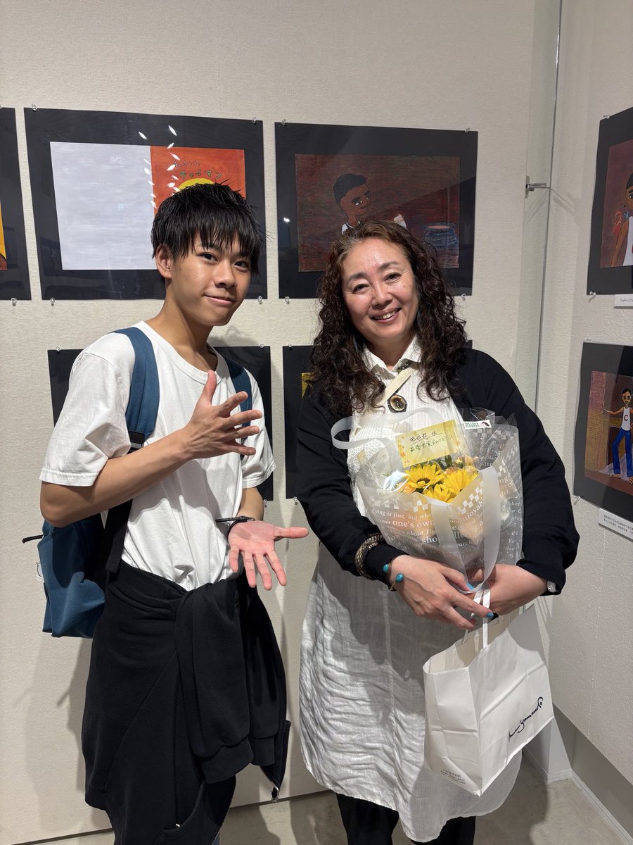 MAMR_0511's tweet photo. #第27回ピンポイント絵本コンペ受賞展覧会(〜18日まで)

最優秀賞を受賞した知人の #モニカ さんのお祝いに行って来ました。
#チャチャチャチャイマン
とても楽しい作品でした！！

#ピンポイントギャラリー #青山 #表参道 https://t.co/KzCctpRpfb