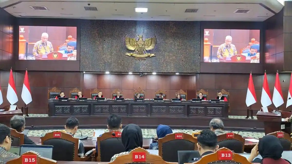 LambeSahamjja's tweet photo. pemerintah hadirkan 3 guru untuk sidang di MK bela MBG :
- akui hadir dengan tulus tanpa di bayar 
- Gaji guru tidak dipotong 
- semua tetap terima gaji & tunjangan penuh
- Jam belajar tidak terganggu 
- distribusi MBG lewat guru piket, makan di jam makan siang
- Kehadiran siswa naik, MBG bikin anak rajin sekolah
- Penyelamat bagi yang tidak sarapan terutama siswa TK
- MBG terbukti buat anak siswa jadi pintar 
- siswa minta MBG di lanjutkan terus