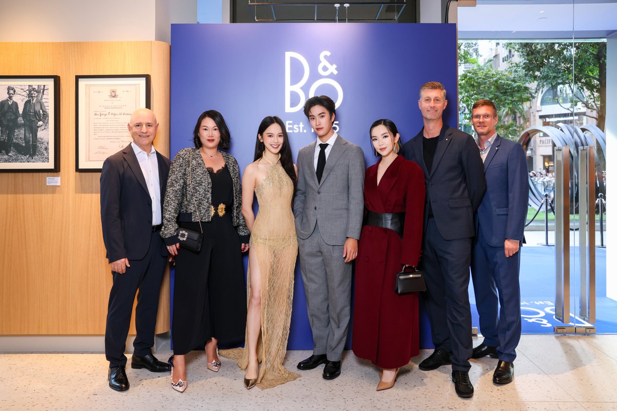 _24News_'s tweet photo. สัมผัสประสบการณ์เหนือระดับที่แฟล็กชิปสโตร์โฉมใหม่ของ Bang & Olufsen ณ ศูนย์การค้า Scotts Square ประเทศสิงคโปร์

#gemini_nt #BangOlufsen #BeautifulSound #BangOlufsenSingapore

 เมื่อวันที่ 25 มิถุนายน Bang & Olufsen ได้เปิดตัวบูติกแฟล็กชิปแห่งใหม่ ณ ศูนย์การค้า Scotts Square ประเทศสิงคโปร์  พร้อมจัดงานเปิดตัวสุดพิเศษที่มอบประสบการณ์อันน่าประทับใจและบรรยากาศแห่งการเฉลิมฉลอง นับเป็นอีกหนึ่งหมุดหมายสำคัญในวาระครบรอบ 100 ปีของแบรนด์ 
แฟล็กชิปสโตร์ที่สิงคโปร์แห่งนี้ถือเป็น Culture Store แห่งแรกของ Bang & Olufsen ในภูมิภาคเอเชียตะวันออกเฉียงใต้ และยังเป็นสาขาที่มีขนาดใหญ่ที่สุดในภูมิภาคเอเชียแปซิฟิกอีกด้วย

ค่ำคืนแห่งการเฉลิมฉลองเริ่มต้นขึ้นด้วยการแสดงเชิดสิงโตอันมีชีวิตชีวา สร้างบรรยากาศแห่งความเป็นสิริมงคลและความคึกครื้น  ก่อนเข้าสู่พิธีตัดริบบิ้นอย่างเป็นทางการเพื่อเปิดสถานที่แห่งใหม่นี้ จากนั้นบรรยากาศยังคงดำเนินต่อไปด้วยการบรรเลงเพลงจากฮาร์ปและไวโอลินอันงดงาม  ซึ่งถ่ายทอดท่วงทำนองอันไพเราะอ่อนช้อย สร้างความรู้สึกหรูหราและเติมเต็มบรรยากาศอันน่าประทับใจให้กับพื้นที่แห่งใหม่

จากนั้น Soren Kokholm ผู้จัดการทั่วไปของ Design Collection Denmark Singapore และ Jorge Aguiar ประธานเจ้าหน้าที่ฝ่ายการขายของ Bang & Olufsen 
ได้กล่าวสุนทรพจน์ต้อนรับ พร้อมร่วมเฉลิมฉลองวาระครบรอบ 100 ปีของแบรนด์ ซึ่งสะท้อนถึงมรดกแห่งนวัตกรรมและงานฝีมืออันประณีตตลอดศตวรรษที่ผ่านมา

แขกผู้มีเกียรติได้รับเชิญให้ร่วมสัมผัสบูติกผ่านประสบการณ์การฟังที่ได้รับการคัดสรรอย่างพิถีพิถัน พร้อมพื้นที่ที่ออกแบบอย่างใส่ใจ  ซึ่งสะท้อนแนวทางอันเป็นเอกลักษณ์ของ Bang & Olufsen ในด้านคุณภาพเสียง การออกแบบ และการปรับแต่งให้ตอบโจทย์แต่ละบุคคล การผสานวัฒนธรรม  สมรรถนะอันเหนือชั้น และการต้อนรับระดับพรีเมียม ทำให้ค่ำคืนดังกล่าวเป็นการแนะนำแนวคิดร้านค้าปลีกรูปแบบล่าสุดของแบรนด์ได้อย่างเต็มอิ่มและน่าประทับใจ

ไฮไลต์สำคัญของค่ำคืนนี้คือการเผยโฉมครั้งแรกแบบเอ็กซ์คลูซีฟของ Beolab 90 Titan Edition ซึ่งเป็นลำโพงสที่รังสรรค์ขึ้นเป็นพิเศษ  สั่งทำเฉพาะบุคคลที่สร้างขึ้นเพื่อเฉลิมฉลองวาระครบรอบ 100 ปีของแบรนด์ ผลงานรุ่นลิมิเต็ดเอดิชั่นอันโดดเด่นนี้สะท้อนถึงความมุ่งมั่นอันแน่วแน่ของแบรนด์ ในการยกระดับประสิทธิภาพด้านเสียง งานฝีมืออันประณีต และการออกแบบเหนือกาลเวลา

งานเฉลิมฉลองนี้ได้รวบรวมผู้ทรงอิทธพลทางวัฒนธรรมและเซเลบริตี้จากทั่วภูมิภาค โดยมีนักแสดงและนักร้องชาวไทยอย่าง เจมีไนน์ นรวิชญ์  ครีเอเตอร์ด้านคอนเทนต์และผู้ประกอบการชาวสิงคโปร์ Willabelle Ong อินฟลูเอนเซอร์สายแฟชั่นและผู้ประกอบการชาวมาเลเซีย Christinna Kuan  พร้อมด้วยสื่อมวลชน เหล่าครีเอเตอร์ ลูกค้า และพันธมิตรต่าง ๆ

งานในค่ำคืนนี้ปิดท้ายด้วยงานเลี้ยงรับรอง ซึ่งแขกผู้ร่วมงานได้เพลิดเพลินกับเครื่องดื่มและของว่างที่รังสรรค์ขึ้นเป็นพิเศษ 
พร้อมสัมผัสโลกแห่งเสียงอันงดงามของ Bang & Olufsen ในบรรยากาศที่เป็นส่วนตัวและผ่อนคลาย  ก่อให้เกิดบทสนทนาอันมีความหมายและช่วงเวลาแห่งการแบ่งปันร่วมกันทั่วทั้งแฟล็กชิปสโตร์แห่งใหม่นี้

มากกว่าการเปิดตัวแฟล็กชิปสโตร์แห่งใหม่ ค่ำคืนแห่งนี้สะท้อนให้เห็นถึงความมุ่งมั่นอันยาวนานของ Bang & Olufsen ที่มีต่ ความประณีตในงานฝีมือ นวัตกรรม  และการสร้างสรรค์ประสบการณ์อันมีความหมายผ่านเสียงอันงดงาม ขณะที่แบรนด์เฉลิมฉลองวาระครบรอบหนึ่งศตวรรษ  งานเฉลิมฉลองครั้งนี้ได้เชิดชูความเป็นเลิศด้านการออกแบบตลอด 100 ปี พร้อมทั้งมองไปข้างหน้าสู่บทใหม่ของการเดินทางของแบรนด์
@bangolufsen
@bangolufsensingapore